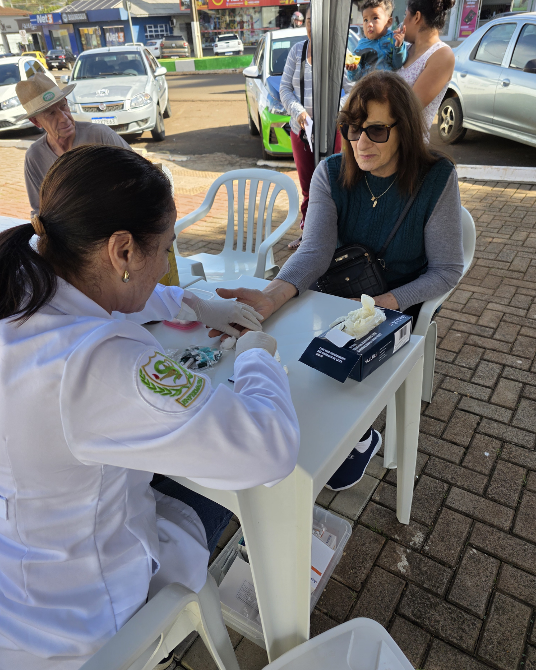 AÇÃO DE CONSCIENTIZAÇÃO E EXAMES RÁPIDOS GRATUITOS PARA IDOSOS