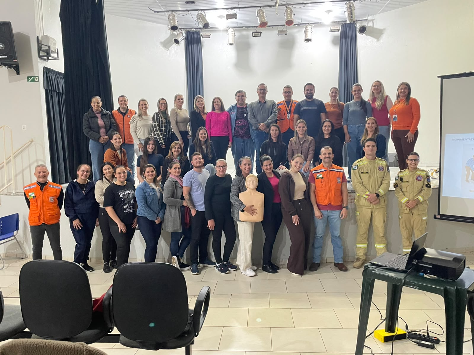 PROFISSIONAIS DA REDE MUNICIPAL DE ENSINO DE NOVA PRATA DO IGUAÇU PARTICIPAM DE FORMAÇÃO DA BRIGADA ESCOLAR
