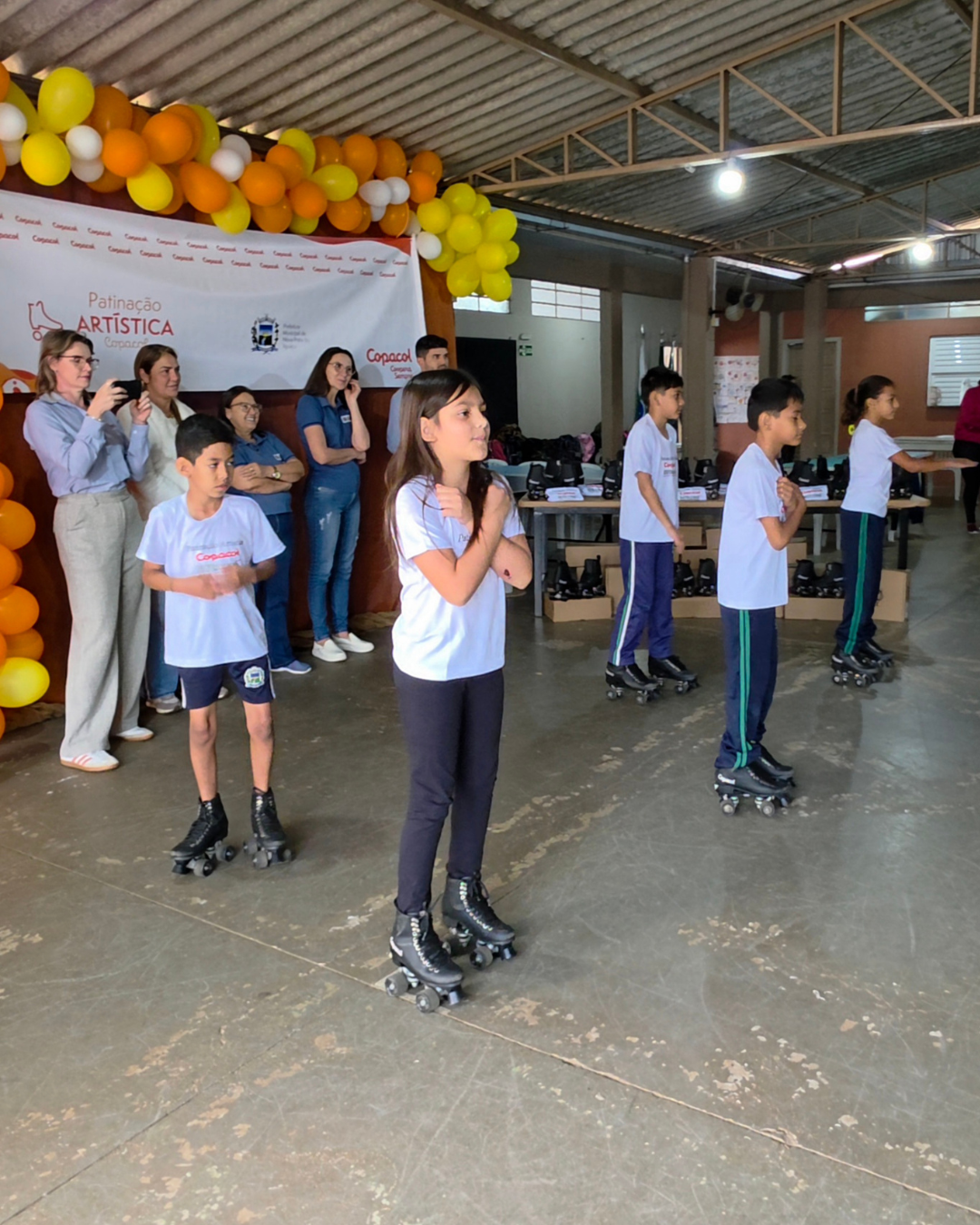 ALUNOS DA OFICINA DE PATINAÇÃO RECEBEM PATINS NOVOS