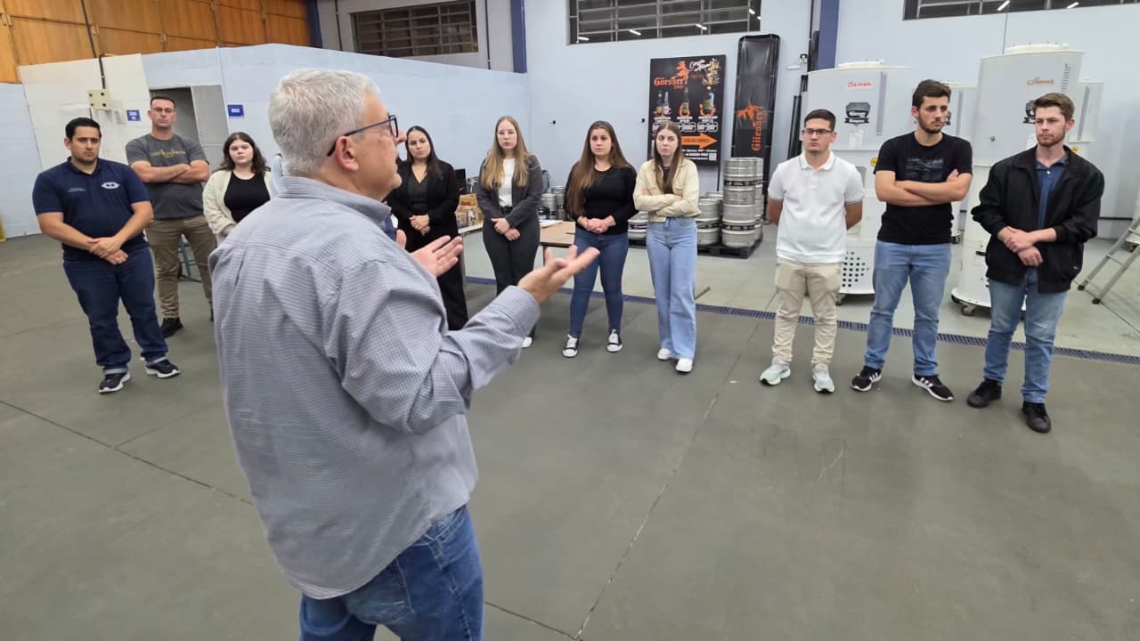 ALUNOS DE FACULDADE DE ADMINISTRAÇÃO VISITAM FÁBRICA DE CHOPE DE NOVA PRATA DO IGUAÇU