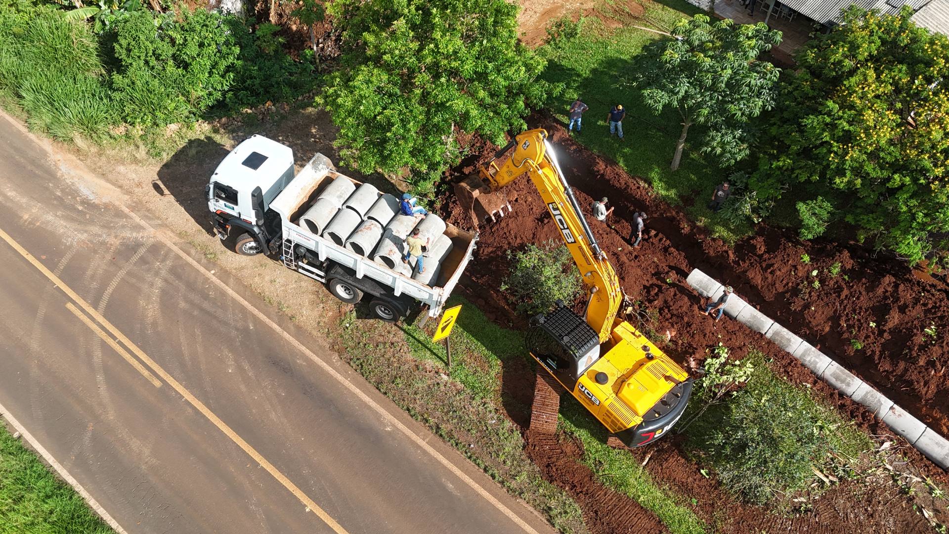 Administração Municipal intensifica de instalação de bueiros em pontos críticos do interior
