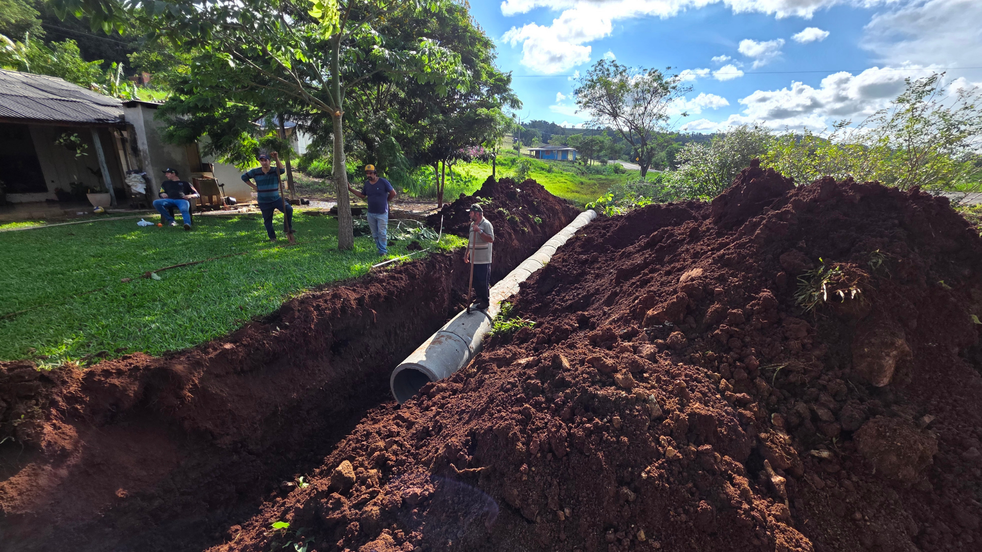 Administração Municipal intensifica de instalação de bueiros em pontos críticos do interior