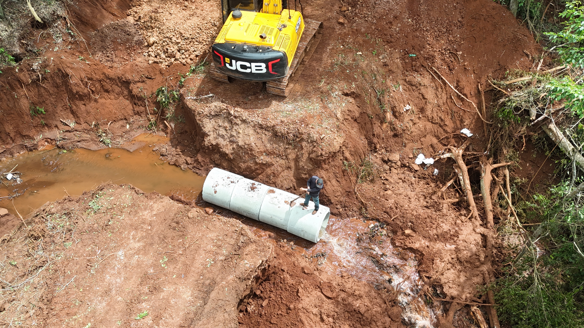 Administração Municipal intensifica de instalação de bueiros em pontos críticos do interior