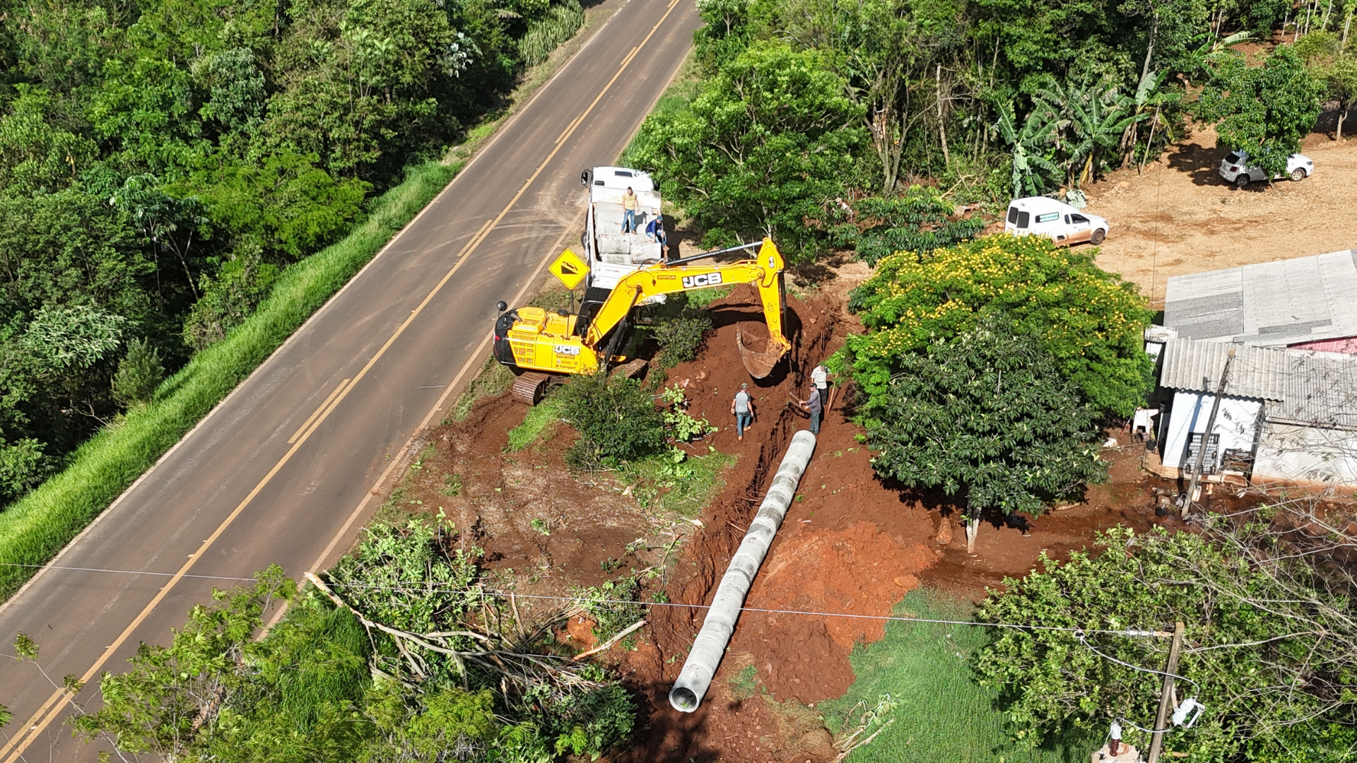 Administração Municipal intensifica de instalação de bueiros em pontos críticos do interior
