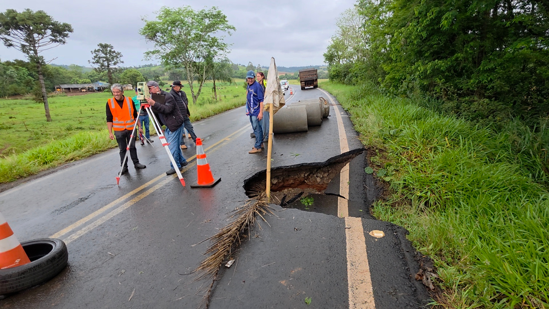Atenção: Pista Interditada na PR 592
