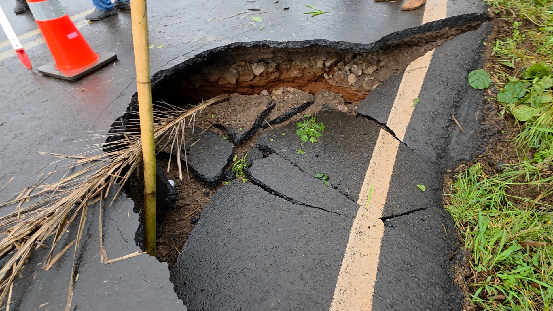 Atenção: Pista Interditada na PR 592