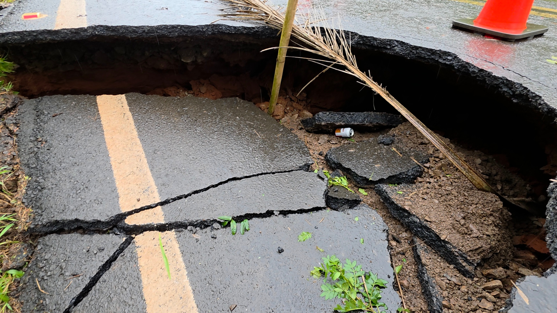 Atenção: Pista Interditada na PR 592